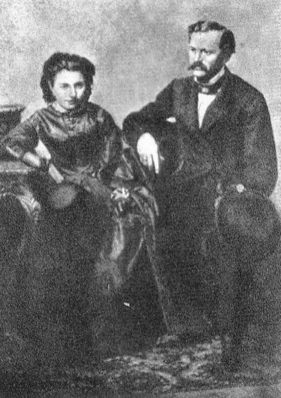 Эліза з мужам Пятром Ажэшкам – "тыповым літвінам". Крыніца ілюстрацыі: Аповесці, апавяданні, нарысы / Эліза Ажэшка ; [уклад., прадм. і камент. В. Гапавай ; пер.: Я. Брыль і інш.]. – Мінск, 2000. – С. 2 уклейкі паміж с. 192–193.