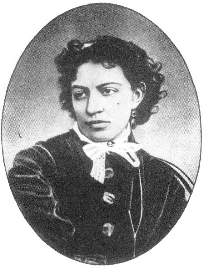 Эліза Ажэшка ў час літаратурнага дэбюту (1866). Крыніца ілюстрацыі: Аповесці, апавяданні, нарысы / Эліза Ажэшка ; [уклад., прадм. і камент. В. Гапавай ; пер.: Я. Брыль і інш.]. – Мінск, 2000. – С. 3 уклейкі паміж с. 192–193.