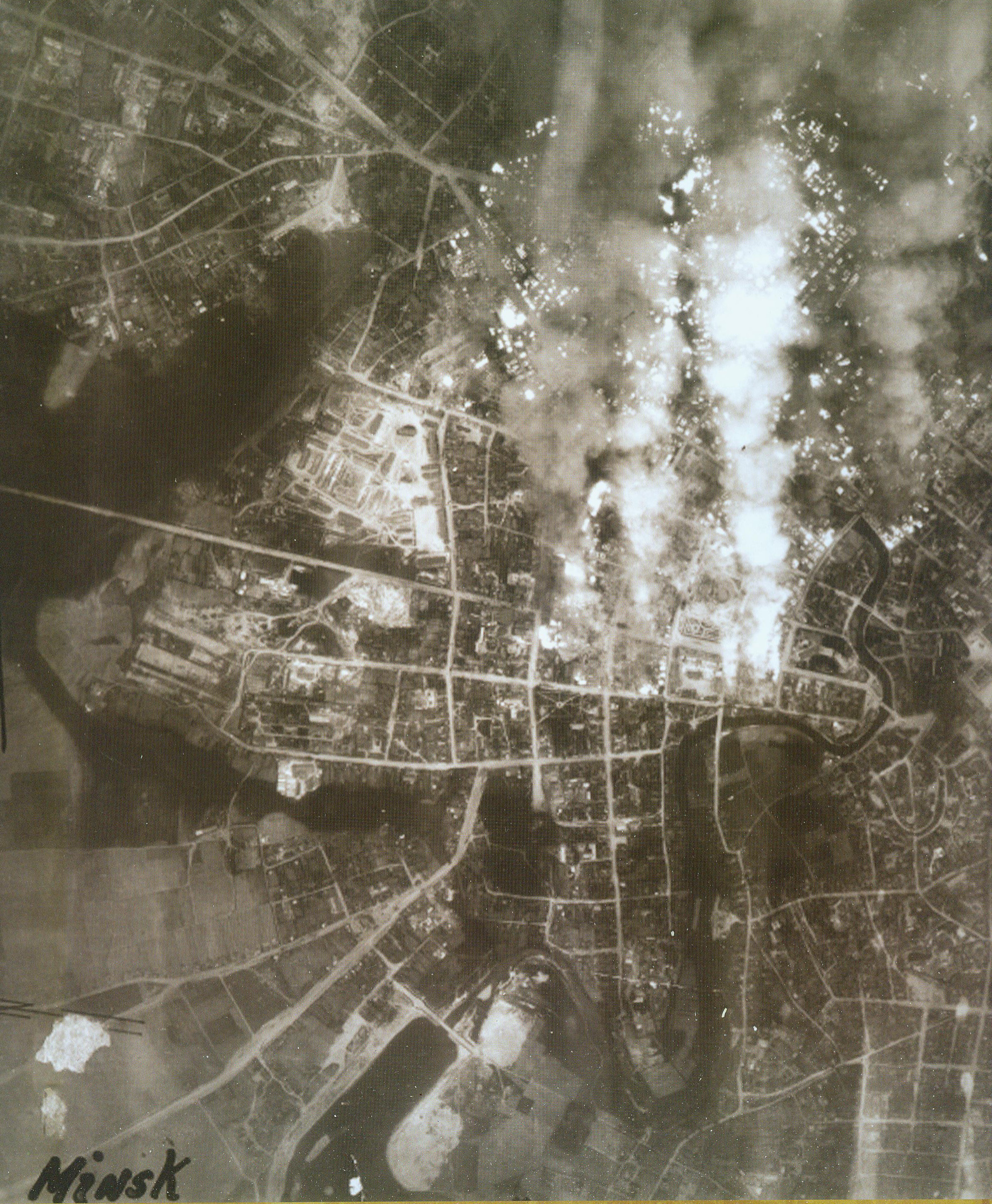 Аэрофотосъемка горящего Минска после налетов люфтваффе 24–25 июня 1941. Источник иллюстрации: Победа. Помним и гордимся : 70-летию Великой Победы посвящается : [фотоальбом / автор текста В. Ф. Гигин ; составители: Д. А. Жук, Г. Н. Головатая, А. В. Жибуль]. – Минск, 2015. – С. 40.