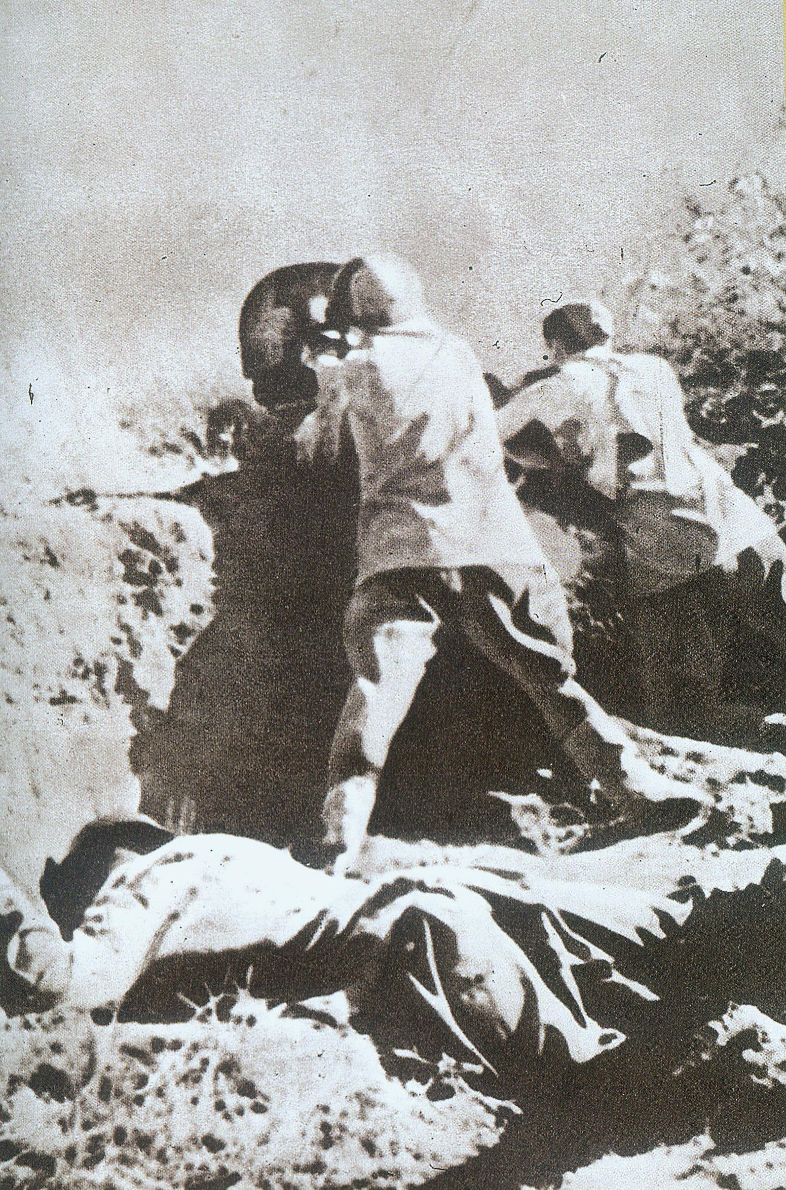 До последнего патрона. 1941 г. Источник иллюстрации: Победа. Помним и гордимся [Изоматериал] : 70-летию Великой Победы посвящается : [фотоальбом / автор текста В. Ф. Гигин ; составители: Д. А. Жук, Г. Н. Головатая, А. В. Жибуль]. – Минск, 2015. – С. 43.