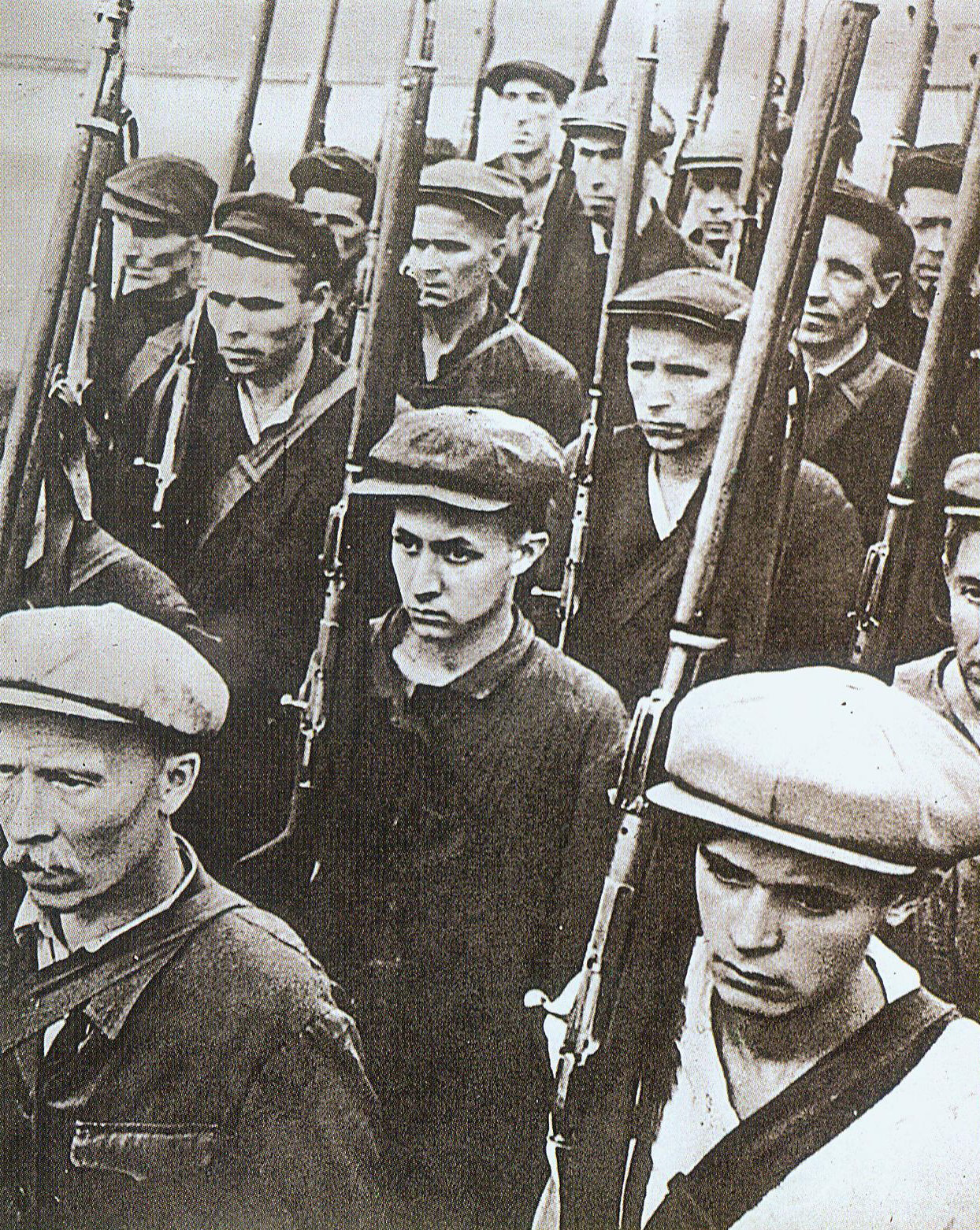 Тысячи советских людей вступили в отряды народного ополчения. Август 1941 г. Источник иллюстрации: Победа. Помним и гордимся : 70-летию Великой Победы посвящается : [фотоальбом / автор текста В. Ф. Гигин ; составители: Д. А. Жук, Г. Н. Головатая, А. В. Жибуль]. – Минск, 2015. – С. 43.