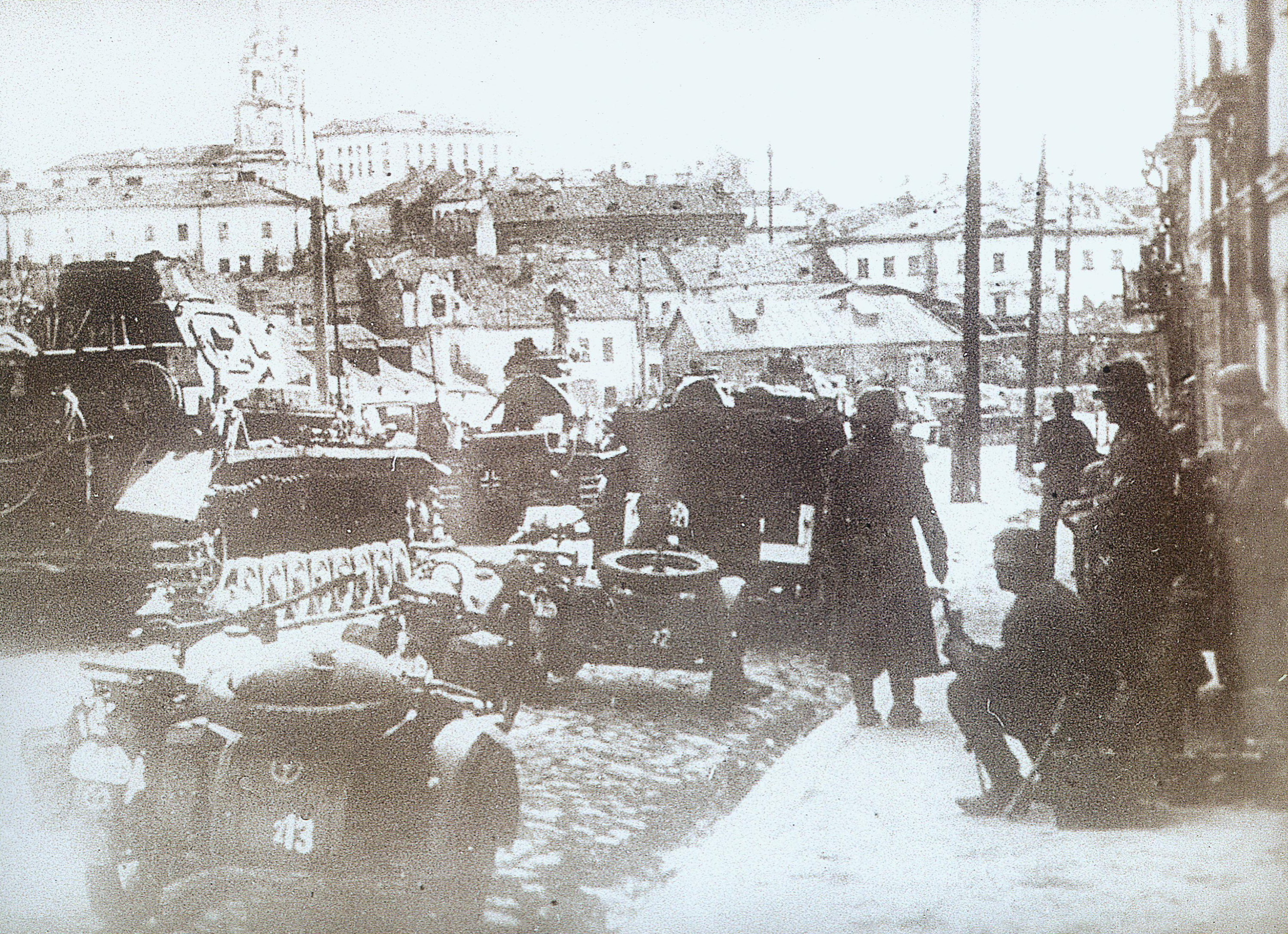 Немецкая техника на улице М. Горького в Минске. Июнь 1941 г. Источник иллюстрации: Победа. Помним и гордимся : 70-летию Великой Победы посвящается : [фотоальбом / автор текста В. Ф. Гигин ; составители: Д. А. Жук, Г. Н. Головатая, А. В. Жибуль]. – Минск, 2015. – С. 53.