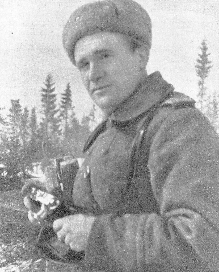 Фотакарэспандэнт М. Савін. Крыніца ілюстрацыі: Франтавымі дарогамі = Фронтовыми дорогами : [фотаальбом / склад. С. А. Нортман ; аўт. фота М. І. Савін]. – Мінск, 1985. – С. 39.