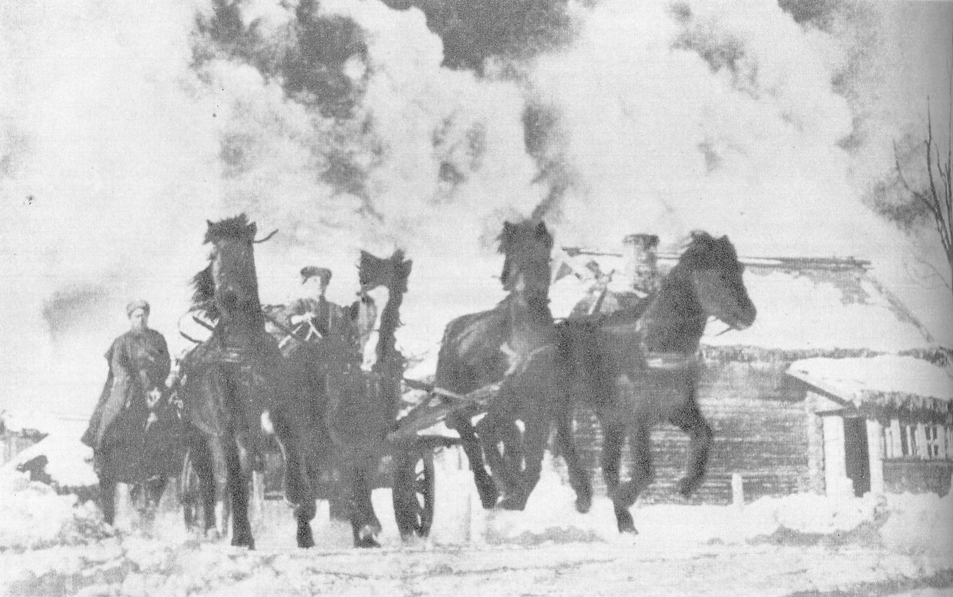 Тачанка даватараўцаў урываецца ў населены пункт, заняты праціўнікам. Крыніца ілюстрацыі: Франтавымі дарогамі = Фронтовыми дорогами : [фотаальбом / склад. С. А. Нортман ; аўт. фота М. І. Савін]. – Мінск, 1985. – С. 76.