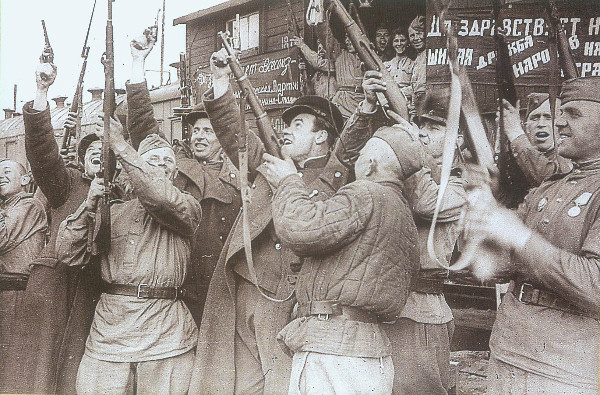 Салют Победы. Май 1945 г. Источник иллюстрации: Победа. Помним и гордимся : 70-летию Великой Победы посвящается : [фотоальбом / автор текста В. Ф. Гигин ; составители: Д. А. Жук, Г. Н. Головатая, А. В. Жибуль]. – Минск, 2015. – С. 145.