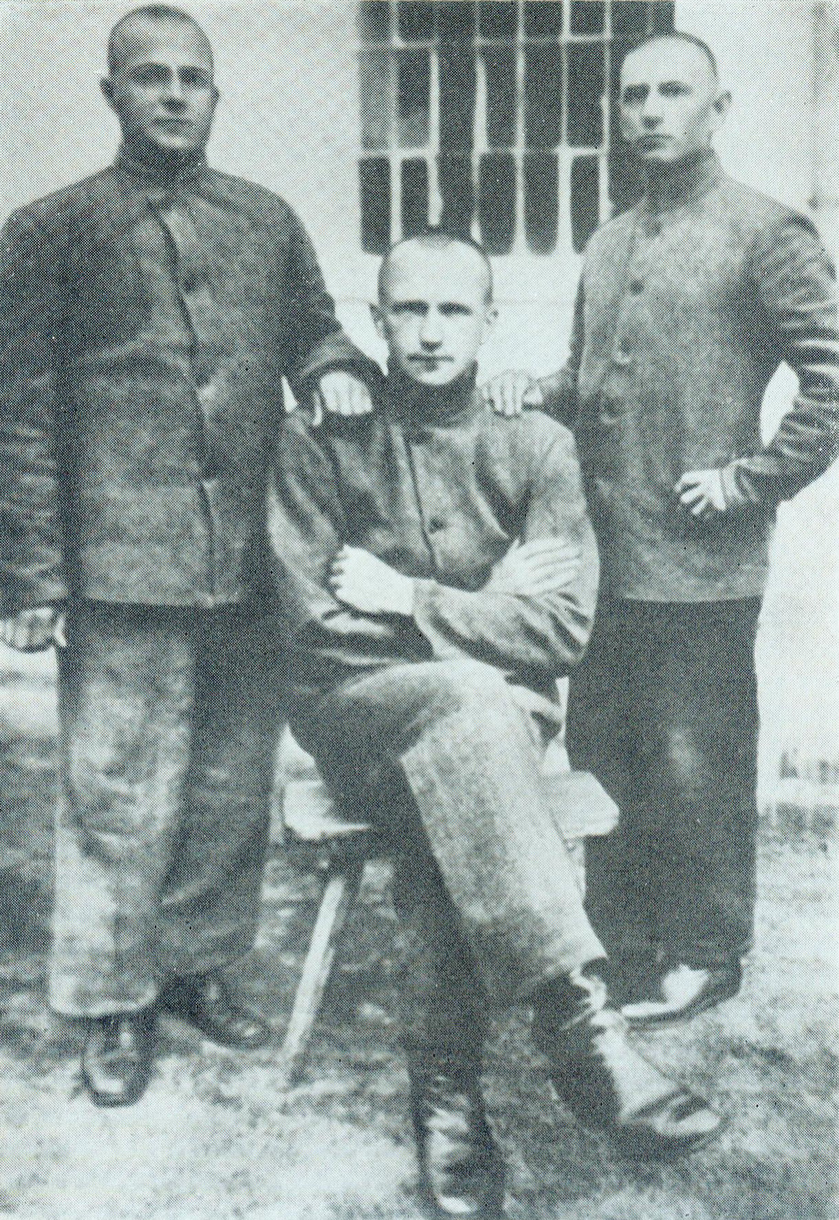 В равичской тюрьме. Слева направо: Семен Нос, Павел Железнякович и Владимир Царюк (17 сентября 1930). Источник иллюстрации: Если не мы, то кто же? : документальная повесть : [о Герое Советского Союза В. З. Царюке] / Станислав Аслезов. – Минск, 1986. – С. 3. вклейки между с. 96–97..