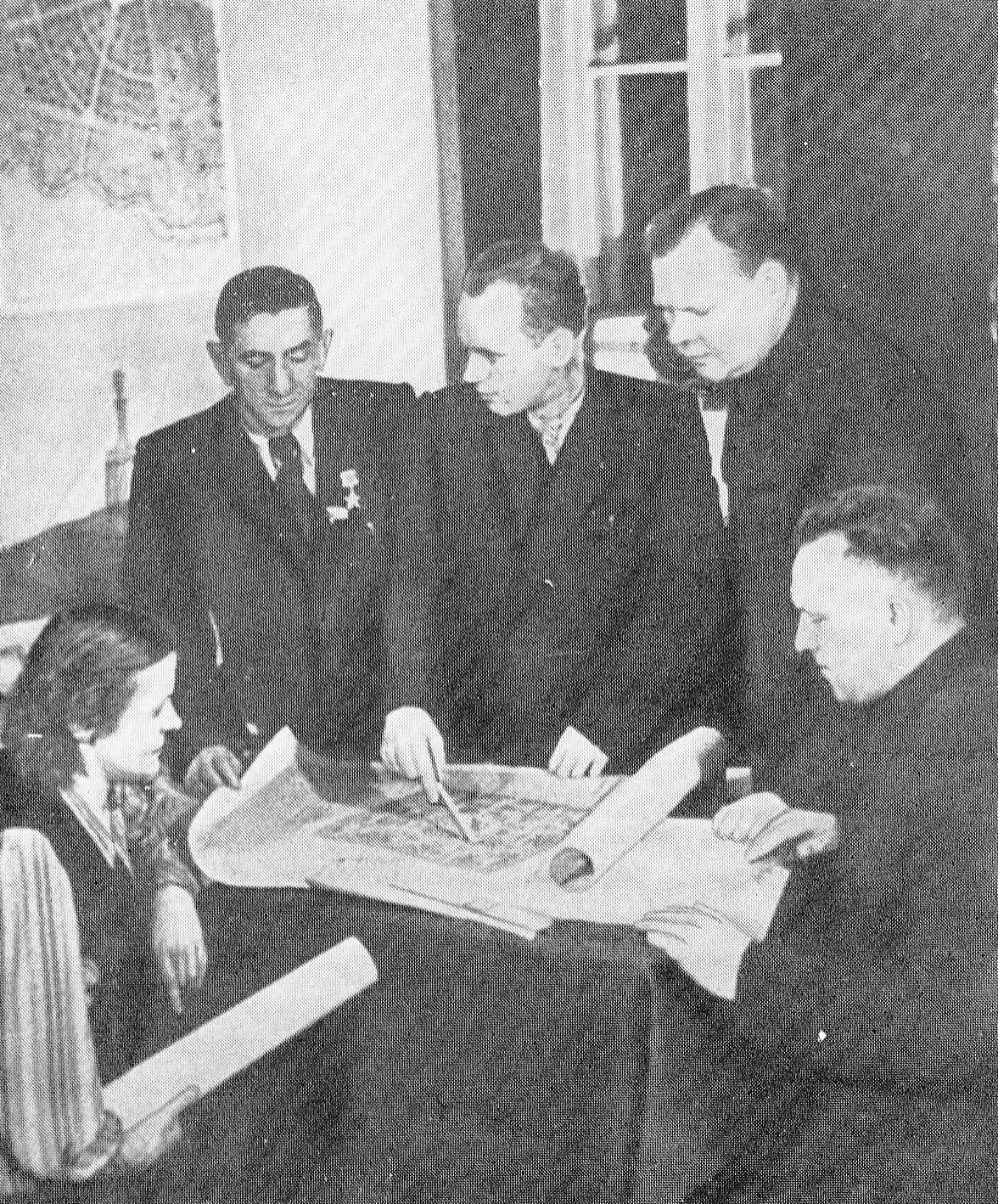 Обсуждается проект восстановления и реконструкции города Барановичи. Второй слева – председатель Барановичского горисполкома В.З. Царюк. Источник иллюстрации: Если не мы, то кто же? : документальная повесть : [о Герое Советского Союза В. З. Царюке] / Станислав Аслезов. – Минск, 1986. – С. 12 вклейки между с. 96–97.