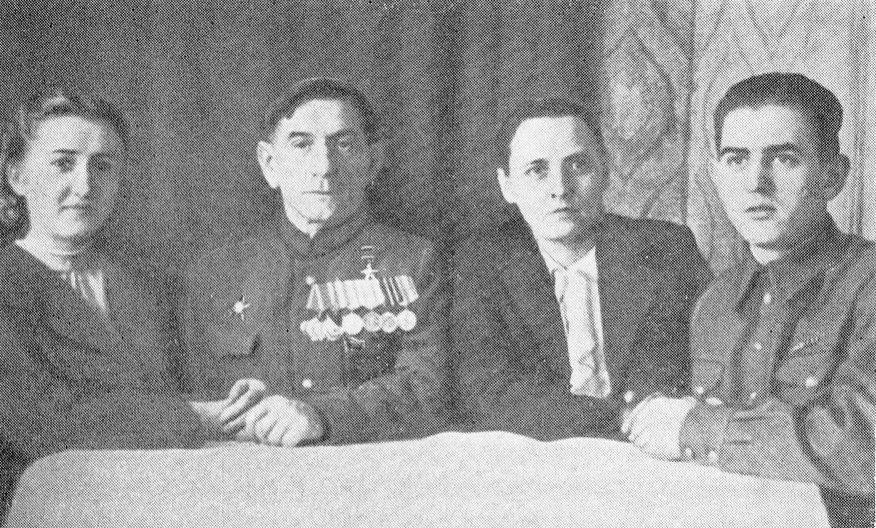 Партизанская семья: Владимир Зенонович и Елена Леонтьевна Царюки с дочерью Людмилой и сыном Александром. Источник иллюстрации: Если не мы, то кто же? : документальная повесть : [о Герое Советского Союза В. З. Царюке] / Станислав Аслезов. – Минск, 1986. – С. 14 вклейки между с. 96–97..