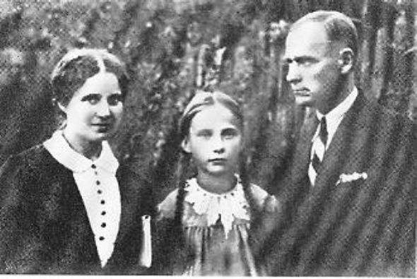 Міхалка Петрукоў са сваёй сям'ёй (1920-я гг.).Крыніца ілюстрацыі: Адчыніся, таямніца часу : гісторыка-літаратурныя нарысы / Генадзь Каханоўскі. – Мінск, 1984. – 197, [2] с., [8] л. iл., партр.