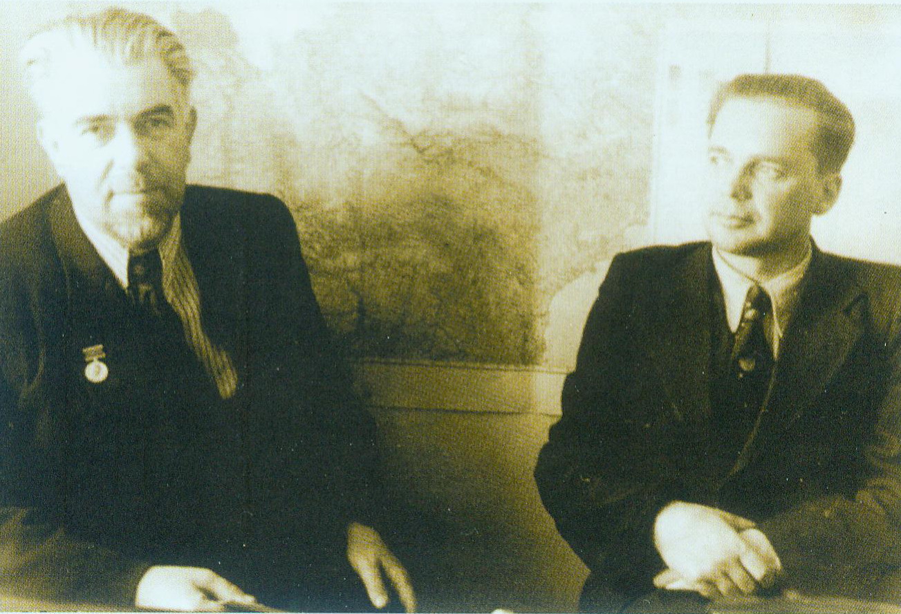 Первый председатель Якутского филиала АН СССР Н.А. Цытович (слева) и начальник Якутской научно-исследовательской мерзлотной станции П.И. Мельников (1951). Источник иллюстрации: Академическая наука в Якутии (1949–2009 гг.) / Российская академия наук, Сибирское отделение, Якутский научный центр ; главный редактор А. Ф. Сафронов ; ответственный редактор В. В. Шепелёв. – Новосибирск, 2009. – С. 20.