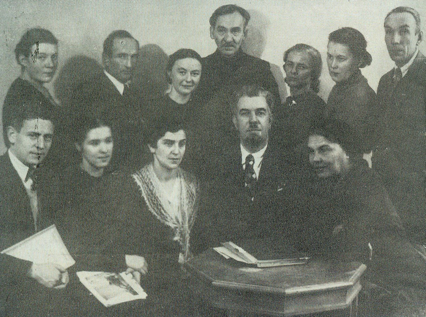 Сотрудники первой в мире Лаборатории механики мерзлых грунтов АН СССР (ЛИСИ, 1933). Источник иллюстрации: Н. А. Цытович – основоположник советской геомеханики: (Выдающиеся сов. ученые, инженеры, изобретатели в стр-ве). – Москва, 1986. – С. 2 обложки.