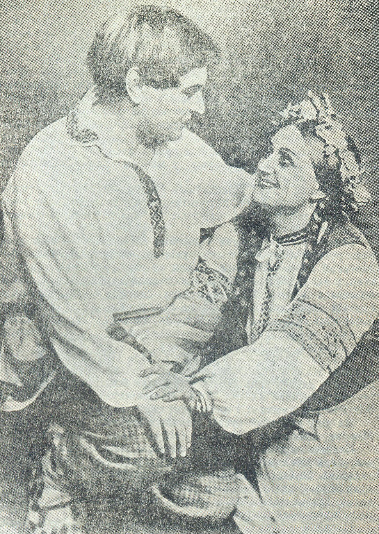 Рыта Млодэк у ролі Надзейкі і М. Дзянісаў у ролі Андрэя ("Кветка шчасця"). Крыніца ілюстрацыі: Народныя артысты БССР : салісты Беларускага дзяржаўнага тэатра оперы і балета : зборнік / М. Модэль. – Мінск, 1948. – С. 66.