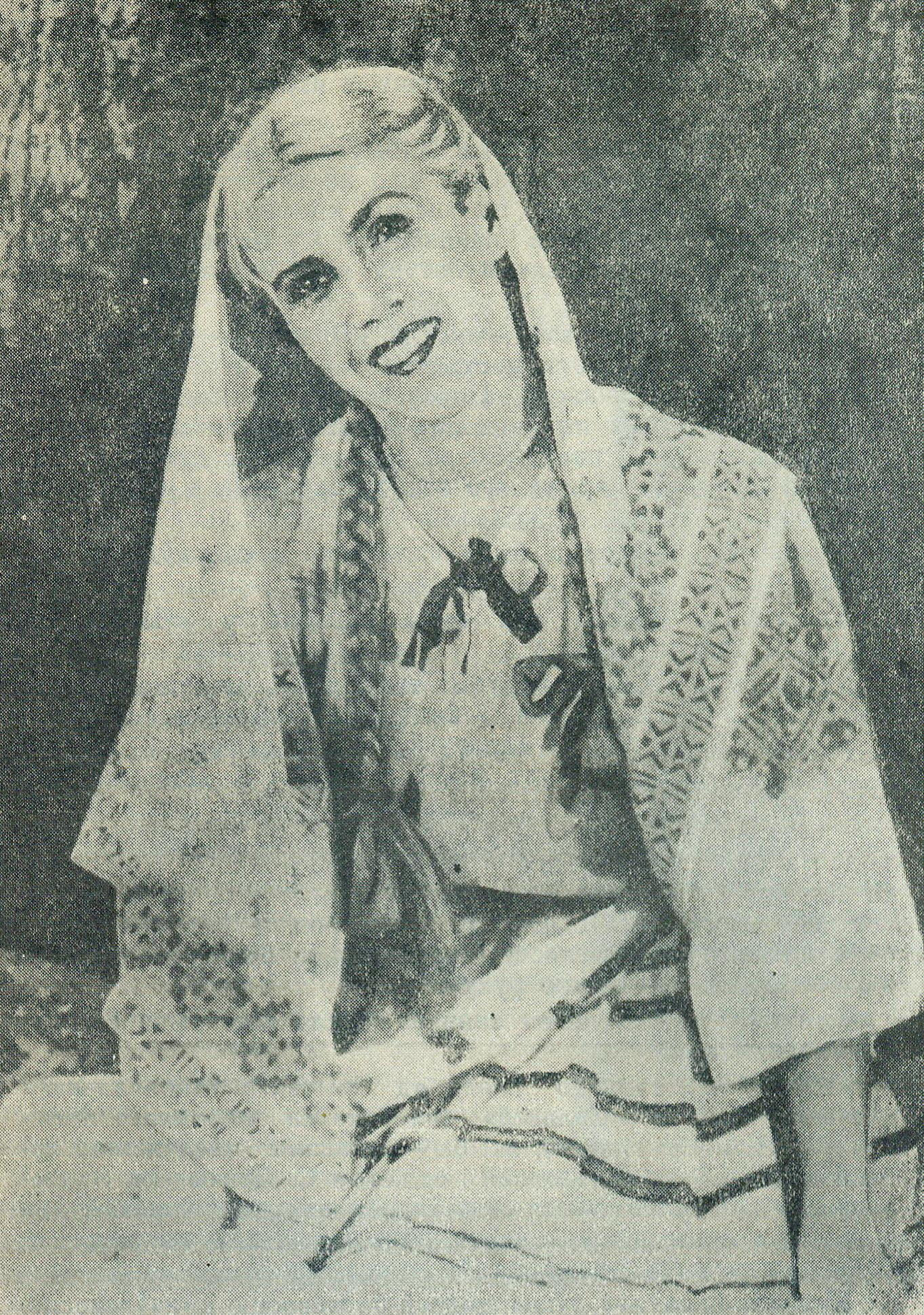 А. Нікалаева ў ролі Зоські ("Салавей"). Крыніца ілюстрацыі: Народныя артысты БССР : салісты Беларускага дзяржаўнага тэатра оперы і балета : зборнік / М. Модэль. – Мінск, 1948. – С. 83.