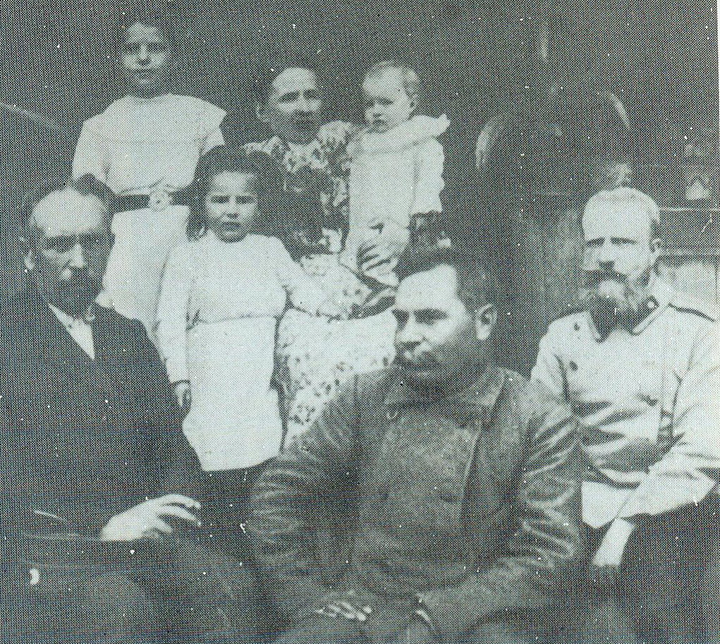 І. Буйніцкі сярод родных і сяброў. Крыніца ілюстрацыі: Ігнат Буйніцкі – бацька беларускага тэатра : вачыма сучаснікаў і ў памяці нашчадкаў / У. І. Няфёд ; [рэдактар А. В. Сабалеўскі] ; Акадэмія навук Беларускай ССР, Інстытут мастацтвазнаўства, этнаграфіі і фальклору. – Мінск, 1991. – С. 3 уклейкі паміж с. 32–33.