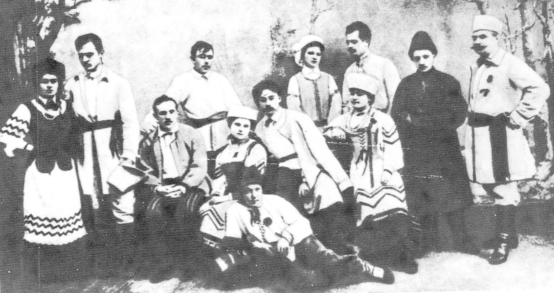 Трупа І. Буйніцкага (1910). Крыніца ілюстрацыі: Ігнат Буйніцкі – бацька беларускага тэатра : вачыма сучаснікаў і ў памяці нашчадкаў / У. І. Няфёд ; [рэдактар А. В. Сабалеўскі] ; Акадэмія навук Беларускай ССР, Інстытут мастацтвазнаўства, этнаграфіі і фальклору. – Мінск, 1991. – С. 3 уклейкі паміж с. 64–65.