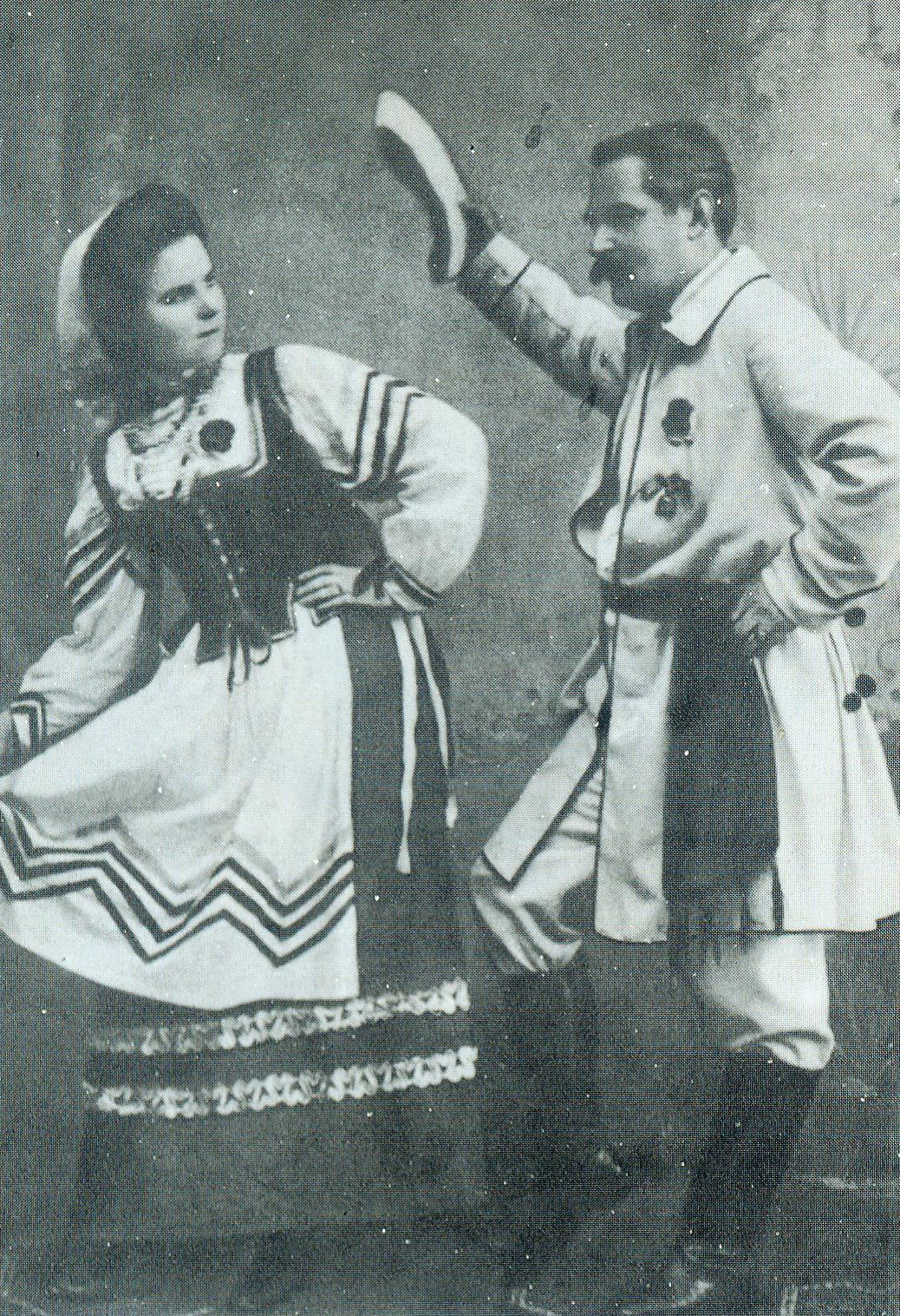 І. Буйніцкі з дачкой (Вільня, 1910). Крыніца ілюстрацыі: Ігнат Буйніцкі – бацька беларускага тэатра : вачыма сучаснікаў і ў памяці нашчадкаў / У. І. Няфёд ; [рэдактар А. В. Сабалеўскі] ; Акадэмія навук Беларускай ССР, Інстытут мастацтвазнаўства, этнаграфіі і фальклору. – Мінск, 1991. – С. 4 уклейкі паміж с. 64–65.