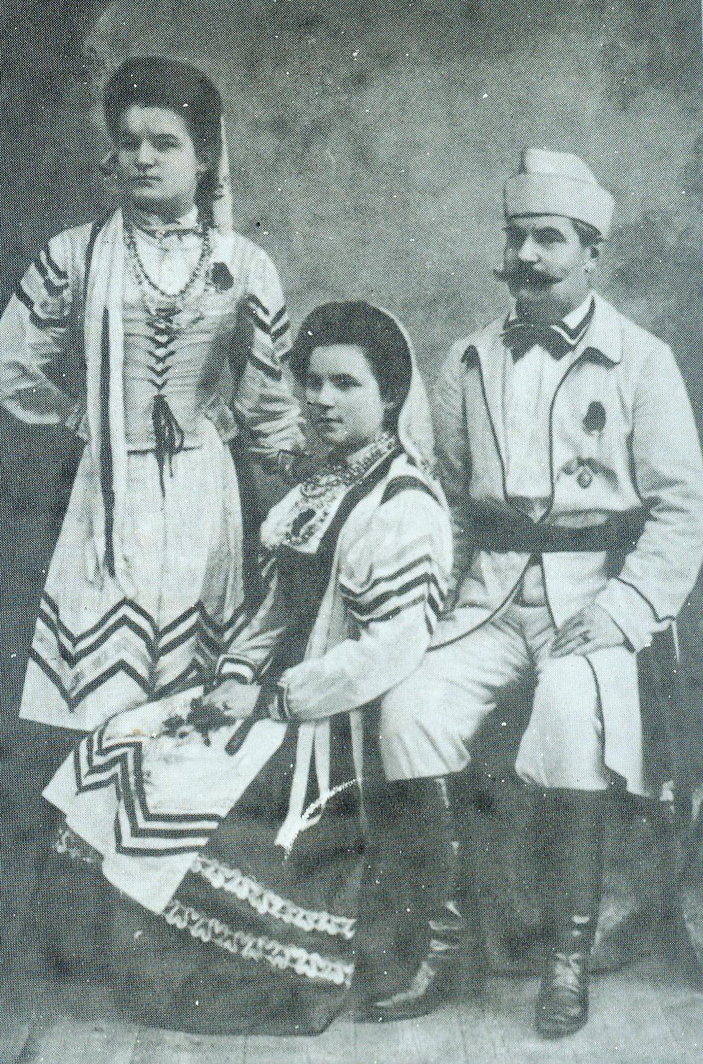 І. Буйніцкі з дочкамі Вандай (злева) і Аленай. Крыніца ілюстрацыі: Ігнат Буйніцкі – бацька беларускага тэатра : вачыма сучаснікаў і ў памяці нашчадкаў / У. І. Няфёд ; [рэдактар А. В. Сабалеўскі] ; Акадэмія навук Беларускай ССР, Інстытут мастацтвазнаўства, этнаграфіі і фальклору. – Мінск, 1991. – С. 5 уклейкі паміж с. 64–65.