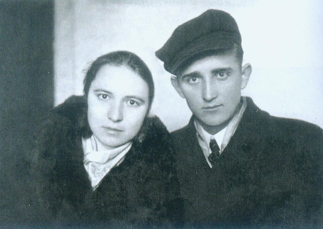 Адам Сідаравіч з жонай лідзяй Сцяпанаўнай (1940). Крыніца ілюстрацыі: Жыццё і лёс Адама Чопчыца : (да 90-годдзя з дня нараджэння) : славутаму дзеячу культуры Беларусі Адаму Сідаравічу Чопчыцу прысвячаецца / [аўтар ідэі і ўкладальнік М. А. Козенка]. – Мінск, 2012. – С. 20.