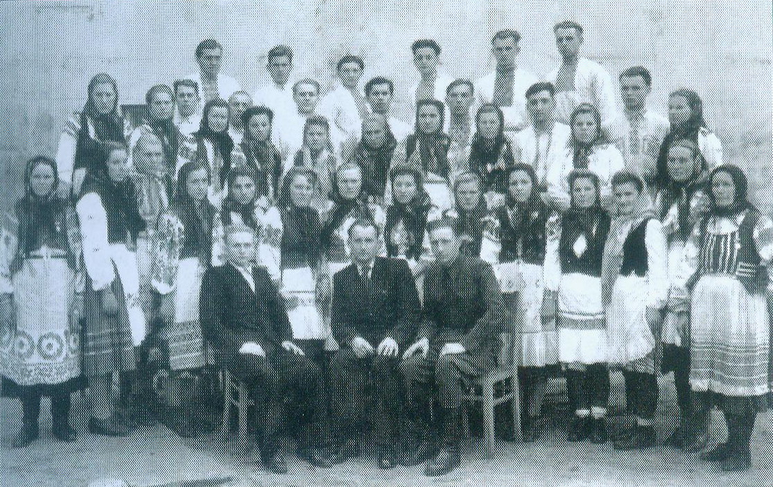 А.С. Чопчыц з удзельнікамі народнага хору вёскі Ганцавічы (1945–1955). Крыніца ілюстрацыі: Жыццё і лёс Адама Чопчыца : (да 90-годдзя з дня нараджэння) : славутаму дзеячу культуры Беларусі Адаму Сідаравічу Чопчыцу прысвячаецца / [аўтар ідэі і ўкладальнік М. А. Козенка]. – Мінск, 2012. – С. 31.