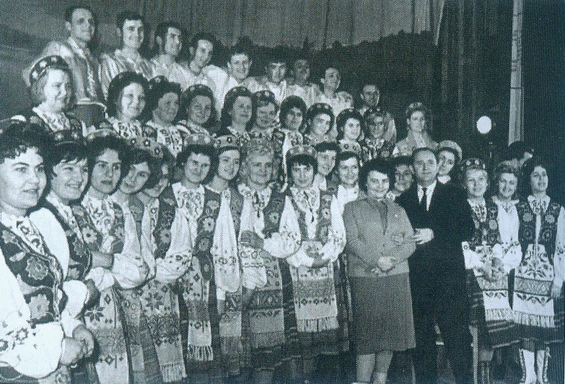 А.С. Чопчыц і балетмайстар Л.Д. Ляшэнка з удзельнікамі ансамбля "Нёман" (Гродна, 1972). Крыніца ілюстрацыі: Жыццё і лёс Адама Чопчыца : (да 90-годдзя з дня нараджэння) : славутаму дзеячу культуры Беларусі Адаму Сідаравічу Чопчыцу прысвячаецца / [аўтар ідэі і ўкладальнік М. А. Козенка]. – Мінск, 2012. – С. 172.