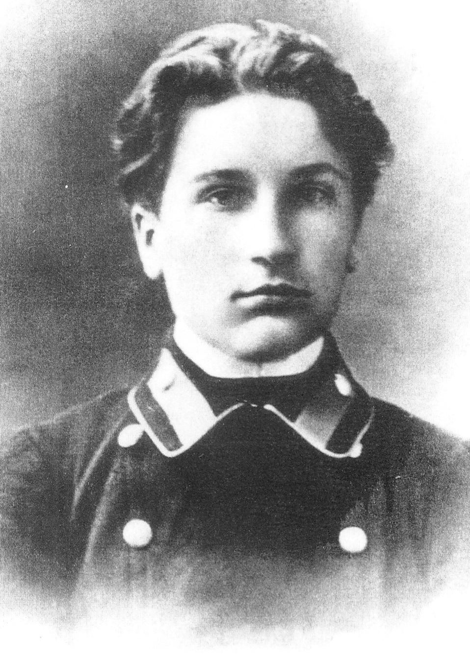 Аркадзь Смоліч, выпускнік агульнаадукацыйных курсаў Мінскай духоўнай семінарыі (1909). Крыніца ілюстрацыі: Ахвяруючы сябе Бацькаўшчыне : Аркадзь Смоліч / Андрэй Болатаў, Генадзь Рыдзеўскі ; [галоўны рэдактар серыі З. Санько]. – Мінск : Тэхналогія, 1999. – С. 1 уклейкі паміж с. 32–33.