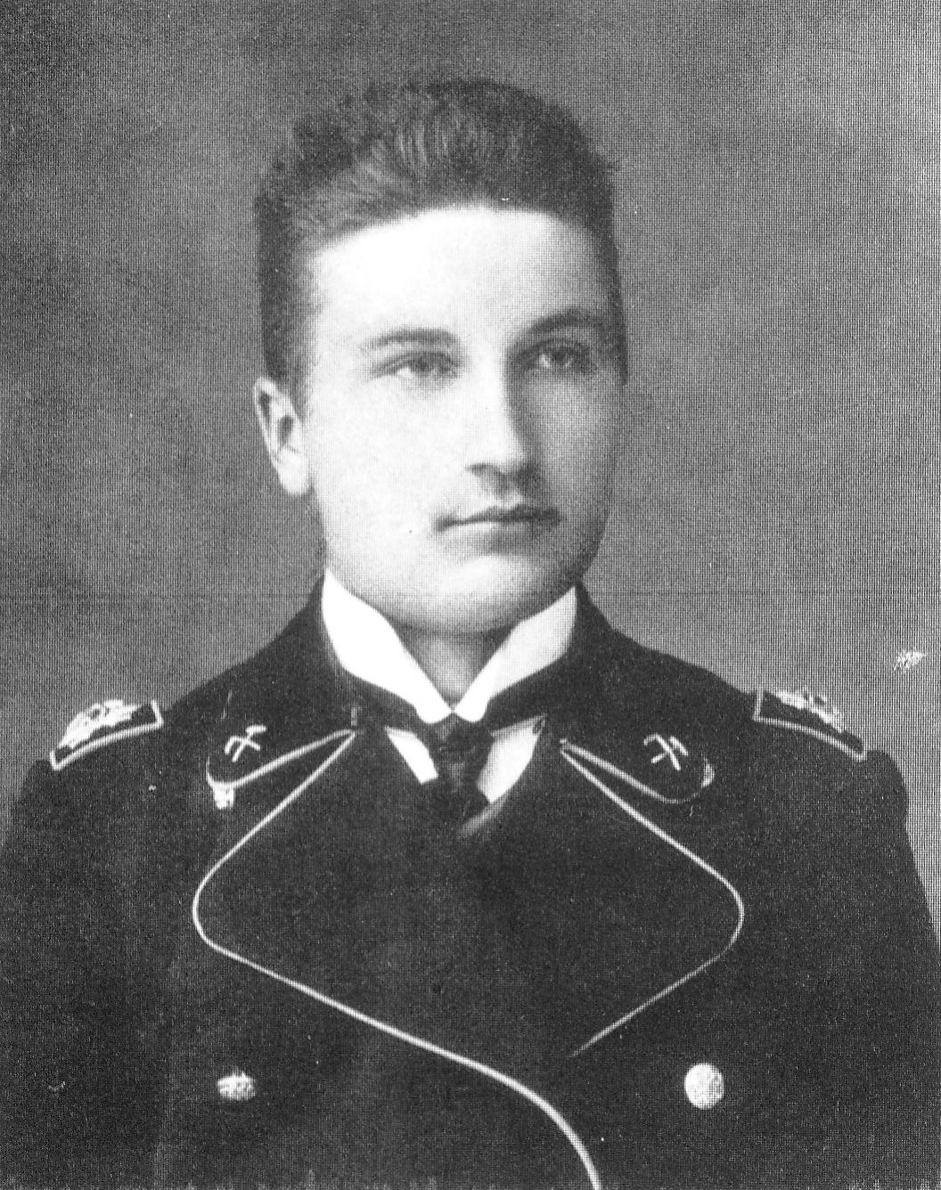 Аркадзь Смоліч, студэнт Нова-Александрыйскага інстытута сельскай гаспадаркі і лесагадоўлі (1910). Крыніца ілюстрацыі: Ахвяруючы сябе Бацькаўшчыне : Аркадзь Смоліч / Андрэй Болатаў, Генадзь Рыдзеўскі ; [галоўны рэдактар серыі З. Санько]. – Мінск : Тэхналогія, 1999. – С. 2 уклейкі паміж с. 32–33.). 