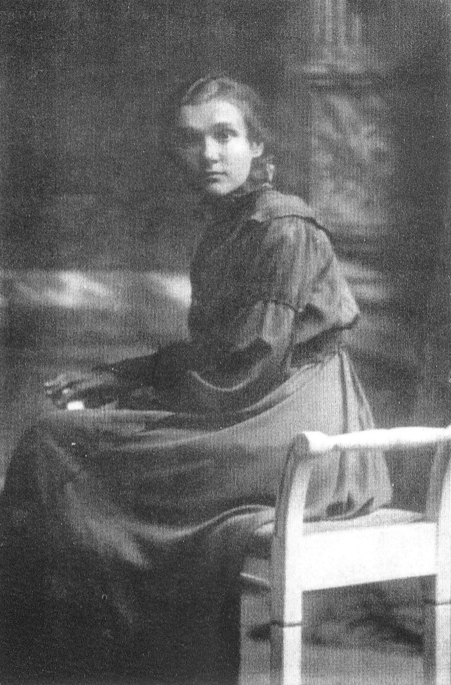 Аляксандра Каткоўская, будучая жонка Аркадзя Смоліча (1916). Крыніца ілюстрацыі: Ахвяруючы сябе Бацькаўшчыне : Аркадзь Смоліч / Андрэй Болатаў, Генадзь Рыдзеўскі ; [галоўны рэдактар серыі З. Санько]. – Мінск : Тэхналогія, 1999. – С. 4 уклейкі паміж с. 32–33.