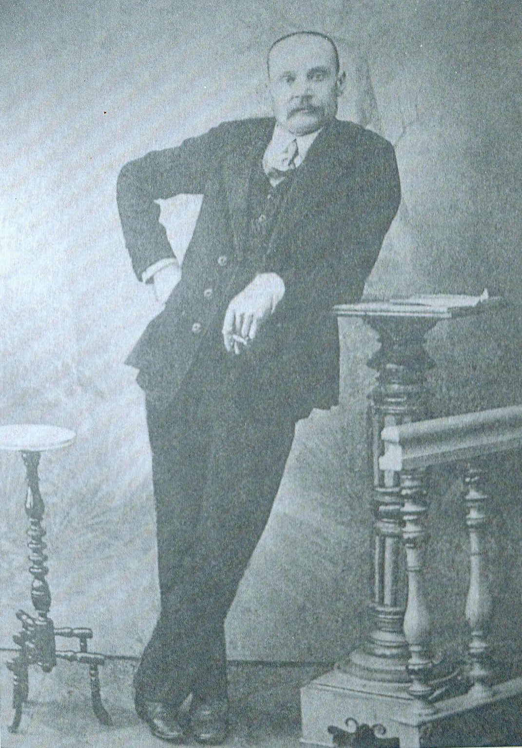 Язэп Лёсік. Крыніца ілюстрацыі: Сацыял-дэмакратычны каляндар на 2016–2017 гады : 25 год Беларускай сацыял-дэмакратычнай партыі (Грамада) : [насценны перакідны каляндар] / гістарычная даведка Анатоль Сідарэвіч ; дызайн і вёрстка Міхайліна Нарушэвіч. – Мінск, 2016.