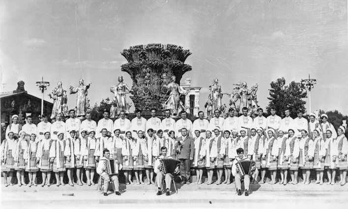 Далжонак Арэст Васільевіч і ўдзельнікі Казловіцкага народнага хору на ВДНГ СССР. Крыніца ілюстрацыі: http://nasledie-sluck.by/ru/people/artists/5234/