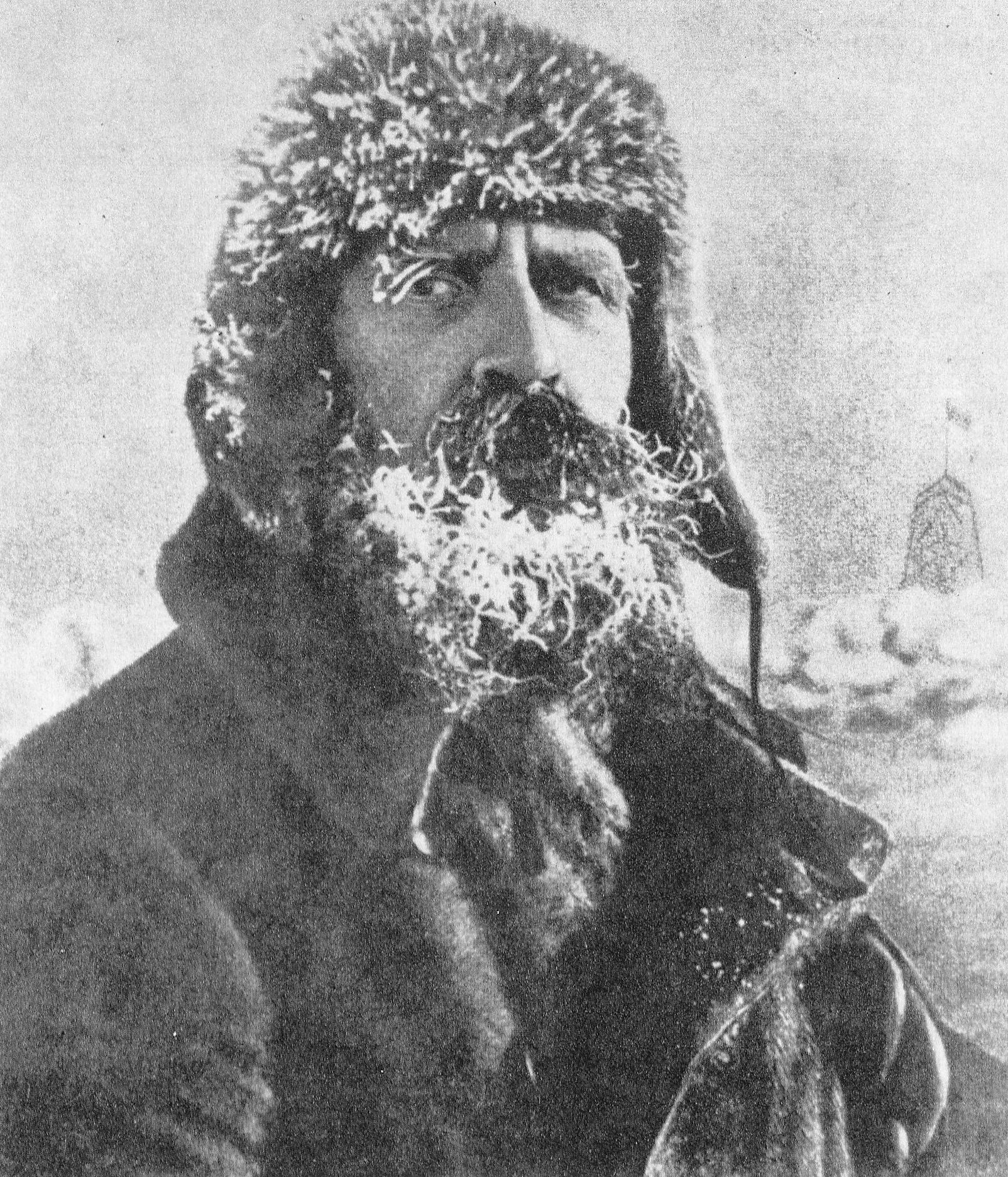 Отто Шмидт – начальник экспедиции парохода "Челюскин" по Северному морскому пути (1933–1934). Источник иллюстрации: Отто Шмидт : [фотоальбом / авт. текста и сост. А. И. Леденев. – Минск, 1985. – С. [20].