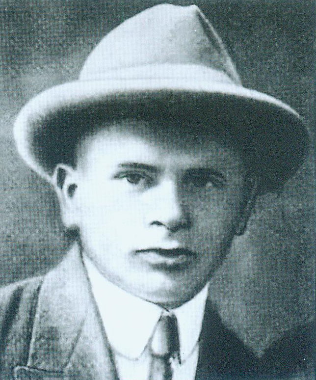 Ян Скрыган (1929, Мінск). Крыніца ілюстрацыі: Фоталетапіс з хатняга архіва Яна Скрыгана: шляхі, час, сустрэчы, імгненні гісторыі, старонкі жыцця ў рэтраспектыўным аглядзе. XX стагоддзе : [фотаальбом да 115-годдзя з дня нараджэння / укладанне, прадмова, каментар Г. Скрыган]. – Мінск, 2020. – С. 79.