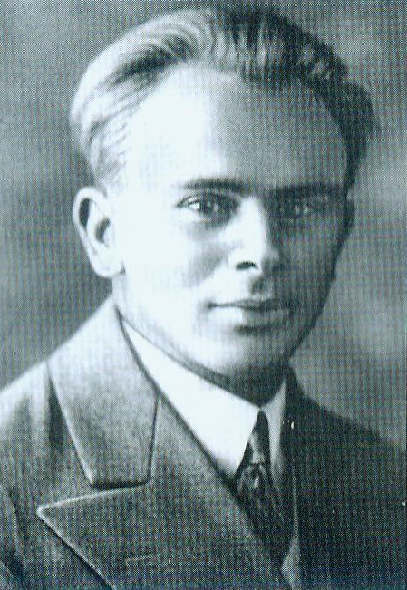 Ян Скрыган (1936, Мінск). Крыніца ілюстрацыі: Фоталетапіс з хатняга архіва Яна Скрыгана: шляхі, час, сустрэчы, імгненні гісторыі, старонкі жыцця ў рэтраспектыўным аглядзе. XX стагоддзе : [фотаальбом да 115-годдзя з дня нараджэння / укладанне, прадмова, каментар Г. Скрыган]. – Мінск, 2020. – С. 79.