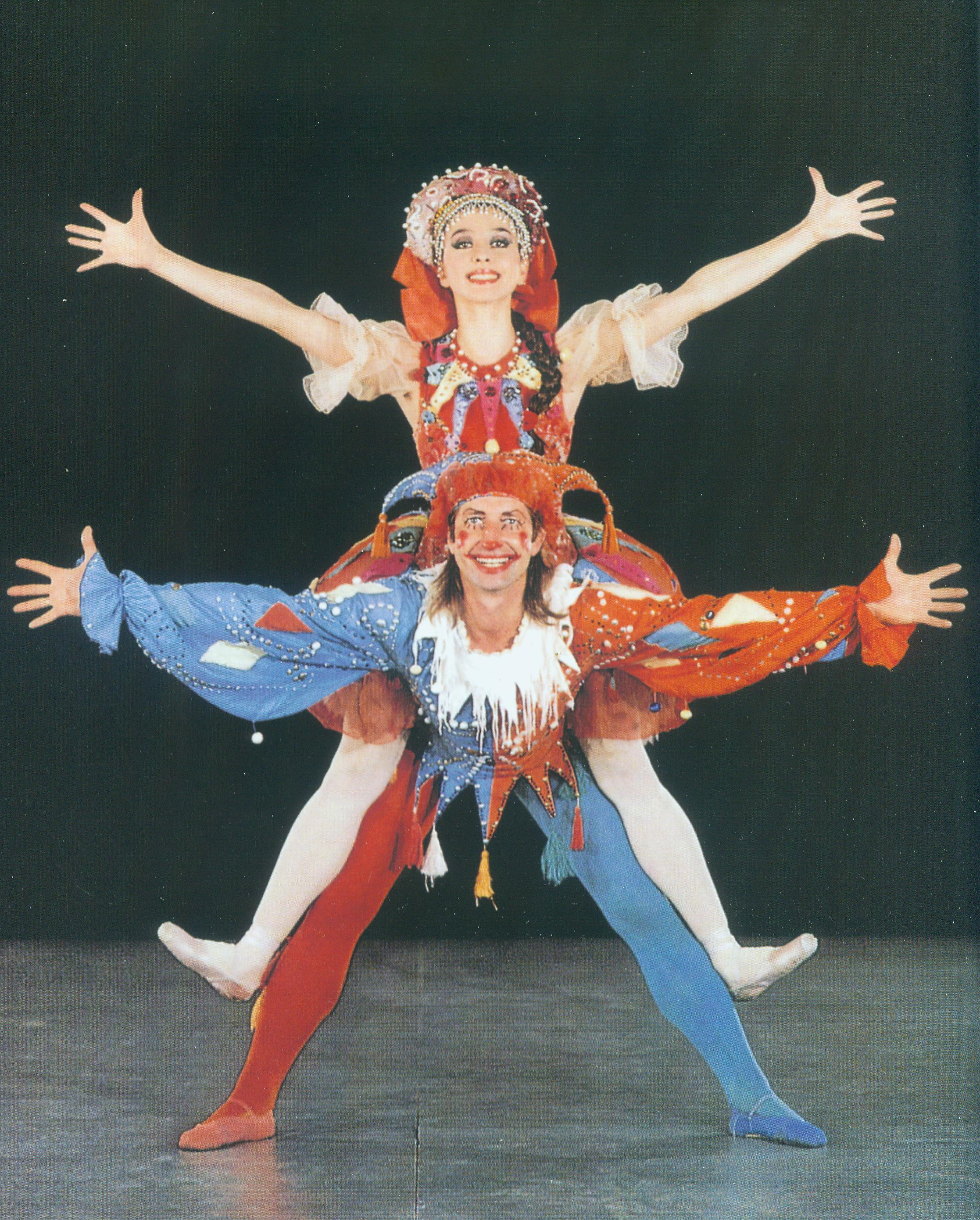 Балет "Щелкунчик". Русские куклы – И. Зубович и С. Манзалевский. Источник иллюстрации: Валентин Елизарьев : [тридцать лет с Национальным балетом Беларуси, 1973–2003 : альбом / сост. и авт. текста Т. М. Мушинская. – Минск, 2003. – С. 56..