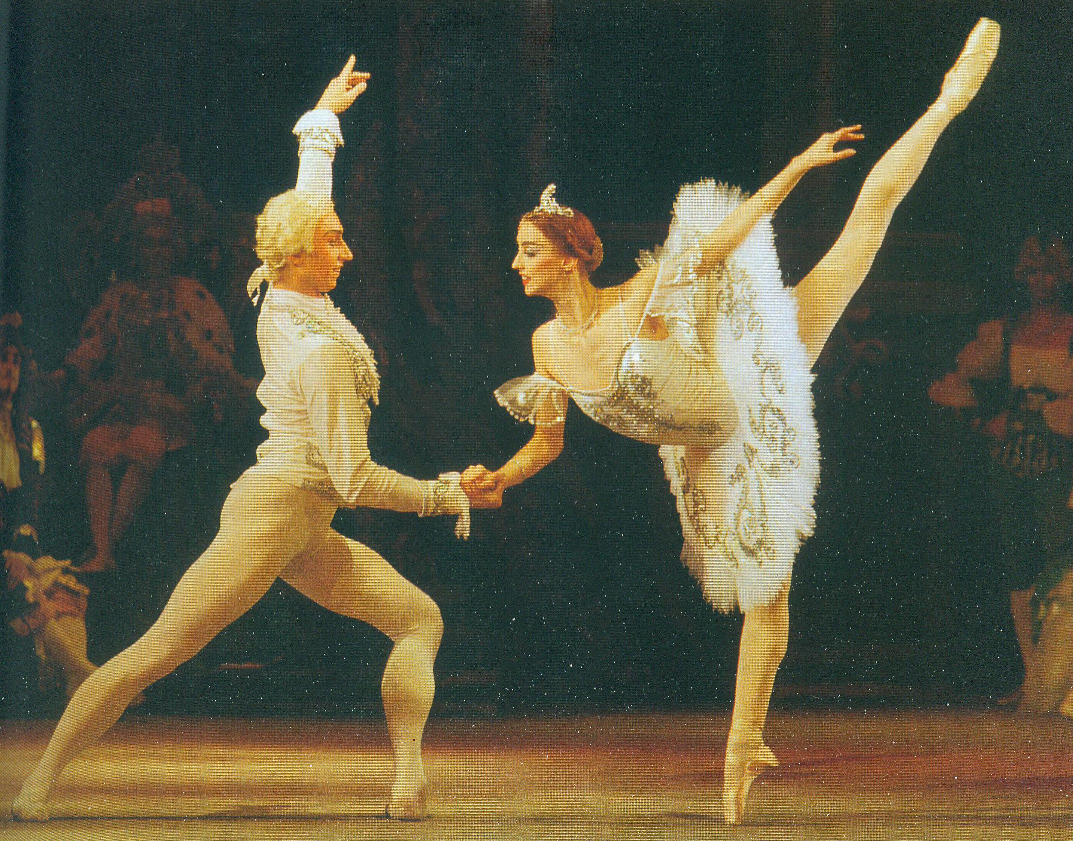 Балет "Спящая красавица". Принцесса Аврора – О. Гайко, принц Дезире – И. Седько. Источник иллюстрации: Валентин Елизарьев : [тридцать лет с Национальным балетом Беларуси, 1973–2003 : альбом / сост. и авт. текста Т. М. Мушинская. – Минск, 2003. – С. 123.