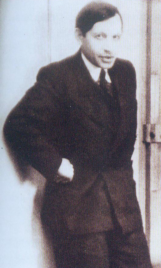 Х. Суцін (пачатак 1930-х гг.). Крыніца ілюстрацыі: Мастакі Парыжскай школы з Беларусі [Выяўленчы матэрыял] = Художники Парижской школы из Беларуси = Artists of the school of Paris of Belarusian origin : з карпаратыўнай калекцыі ААТ "Белгазпрамбанк", музейных і прыватных збораў : арт-праект : каталог выстаўкі 21.09.2012–14.01.2013 / [укладальнікі: Н. М. Усава, У. Р. Шчасны ; навуковы рэдактар Н. М. Усава ; аўтары ўступных артыкулаў: У. І. Пракапцоў і інш.]. – 2-е выд., дапоўненае і перапрацаванае. – Мінск, 2012. – С. 171.