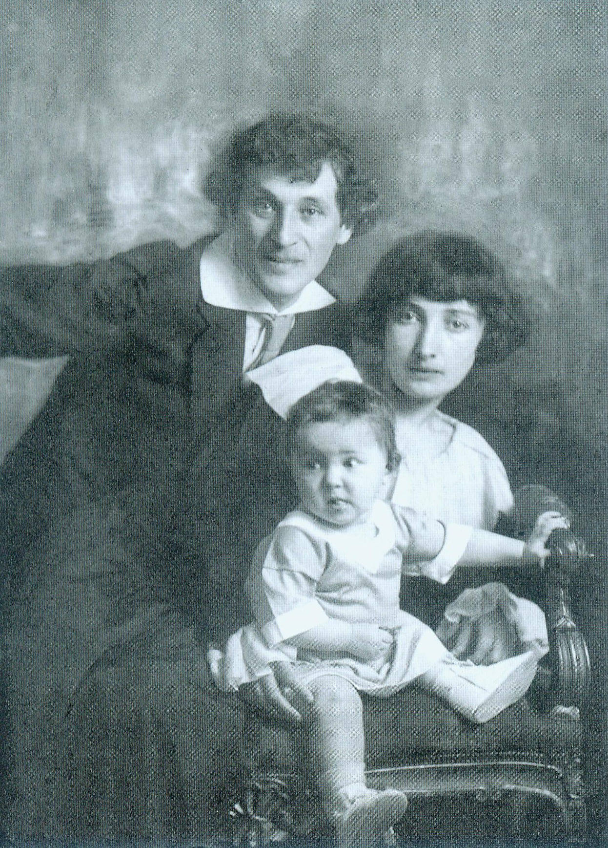 Марк и Белла с дочерью Идой (1917). Источник иллюстрации: Моя жизнь : [автобиографический роман] / Марк Шагал ; [перевод с французского Н. Мавлевич ; послесловие и комментарии Н. Апчинской]. – Санкт-Петербург, 2017. – С. 6 вклейки между с. 160–161.