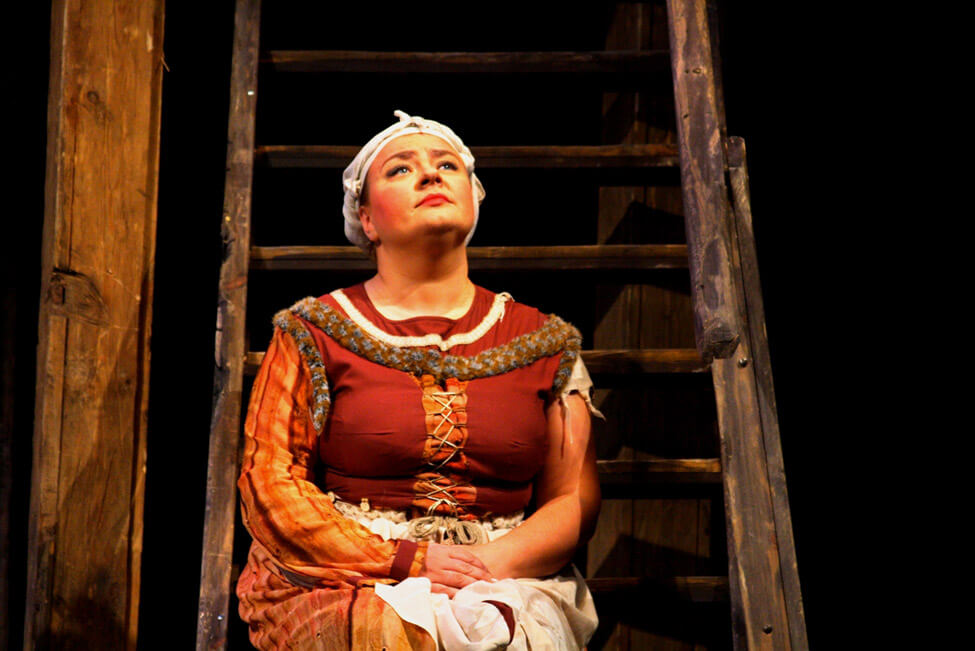 Вольга Няфёдава ў ролі Куліны ў спектаклі "Пінская шляхта" В. Дуніна-Марцінкевіча. Крыніца ілюстрацыі: https://kupalauski.by/troupe/volha-niafiodava/