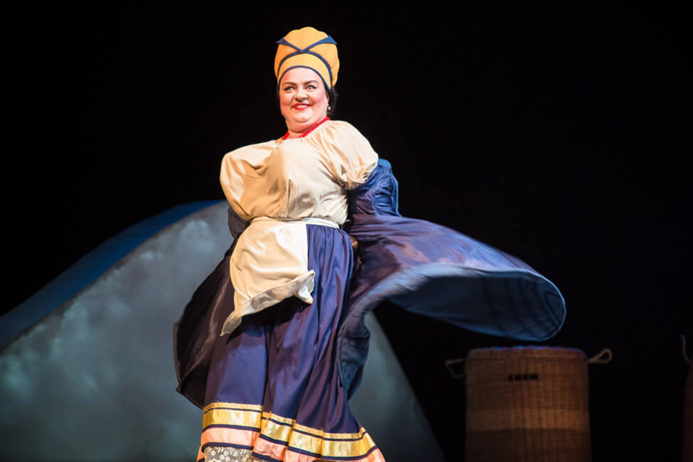 Вольга Няфёдава ў ролі Салохі ў спектаклі "Ноч на Каляды" М. Гогаля. Крыніца ілюстрацыі: https://kupalauski.by/troupe/volha-niafiodava/