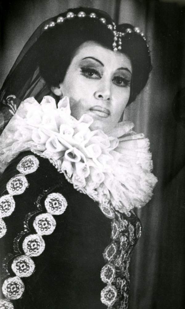 У партыі Донны Эльвіры ("Дон Жуан"). Крыніца ілюстрацыі: Мастацтва. – 2021. – № 7. – С. 28–30.