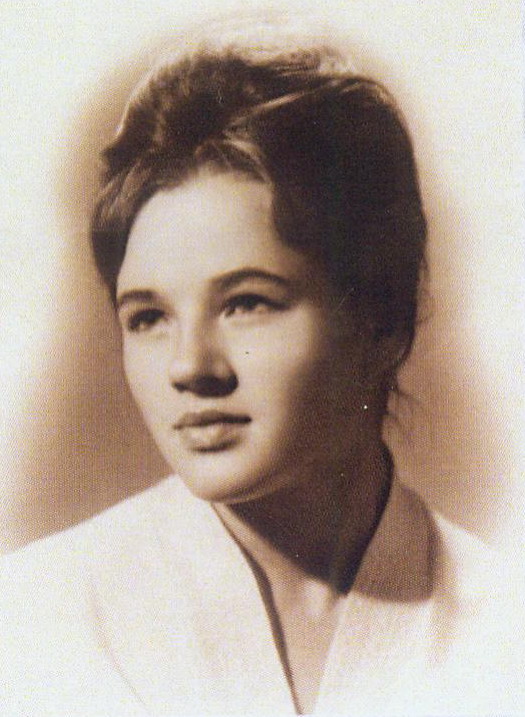 Ірына Вікенцьеўна Шаблоўская (1960-я гг.). Крыніца ілюстрацыі: Памяць і слава : Ірына Вікенцьеўна Шаблоўская : да 80-годдзя з дня нараджэння / Беларускі дзяржаўны ўніверсітэт, [Філалагічны факультэт ; складальнік Н. М. Шахназаран ; рэдкалегія: І. С. Роўда, Г. М. Бутырчык, Н. М. Шахназаран]. – Мінск, 2020. – С. 6 уклейкі паміж с. 112–113.