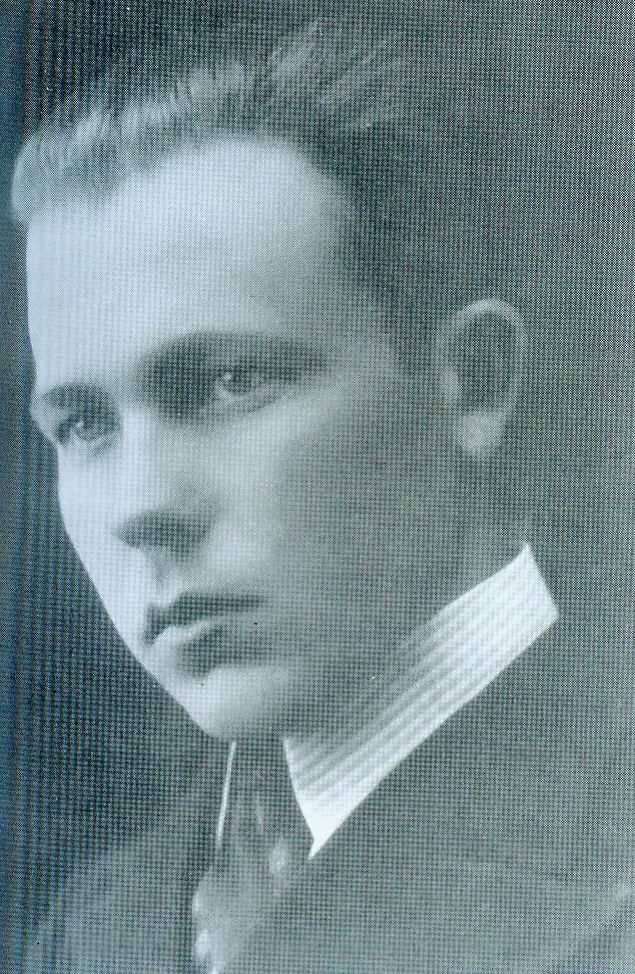 Анатоль Іверс (1930-я гг.). Крыніца ілюстрацыі: Жыццё і творчасць Анатоля Іверса : успаміны, згадкі, рэцэнзіі, прысвячэнні, пісьмы, фотаздымкі / [укладанне і каментар С. Чыгрына]. – Мінск, 2012. – С. 1 уклейкі паміж с. 92–93.