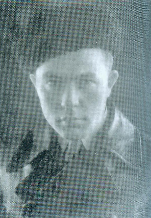 Анатоль Іверс (1940-я гг.). Крыніца ілюстрацыі: Жыццё і творчасць Анатоля Іверса : успаміны, згадкі, рэцэнзіі, прысвячэнні, пісьмы, фотаздымкі / [укладанне і каментар С. Чыгрына]. – Мінск, 2012. – С. 2 уклейкі паміж с. 92–93.