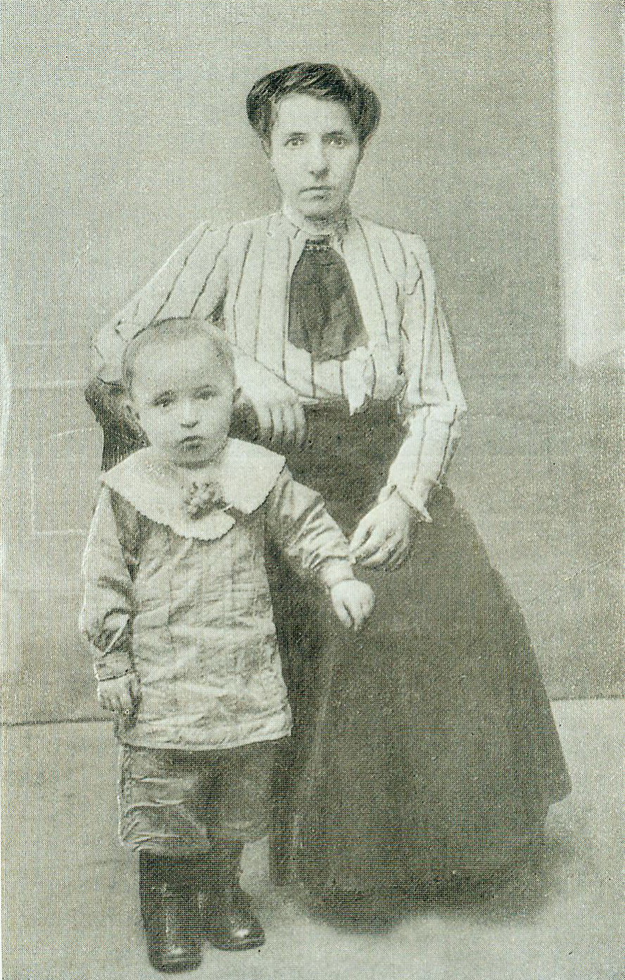 Валянцін Таўлай з маці Марыяй Антонаўнай (1918). Крыніца ілюстрацыі: Валянцін Таўлай : дакументы, успаміны, артыкулы / [складальніца Г. В. Таўлай ; каментарыі Л. С. Таўлай]. – Мінск, 1984. – С. 1 уклейкі паміж с. 48–49.