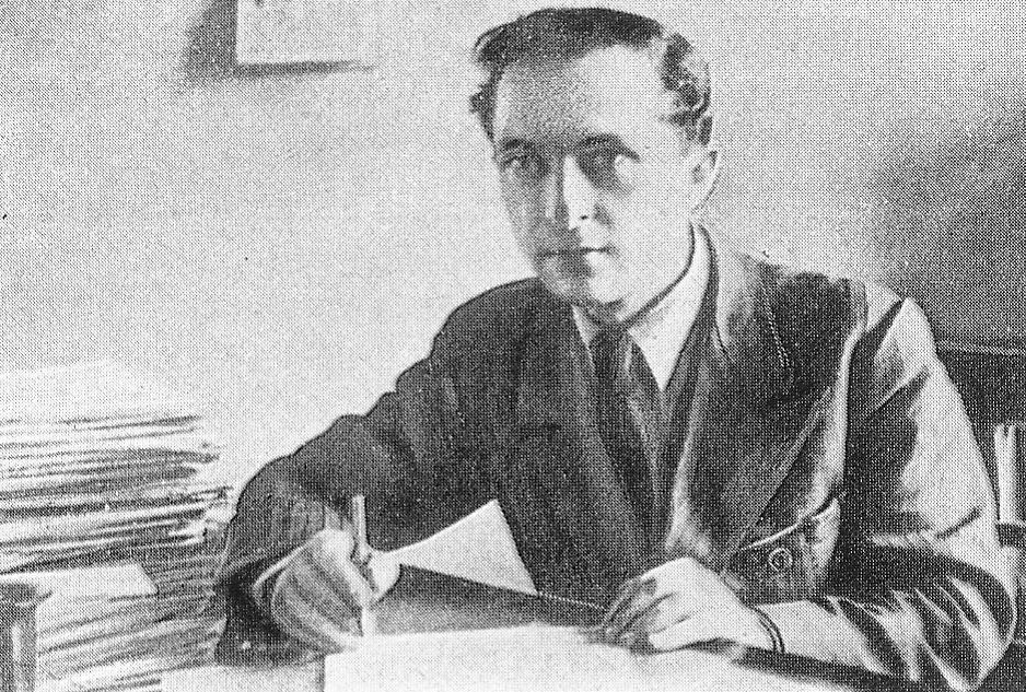 Валянцін Таўлай у рэдакцыі "Літаратуры і мастацтва". Крыніца ілюстрацыі: Валянцін Таўлай : дакументы, успаміны, артыкулы / [складальніца Г. В. Таўлай ; каментарыі Л. С. Таўлай]. – Мінск, 1984. – С. 2 уклейкі паміж с. 192–193.