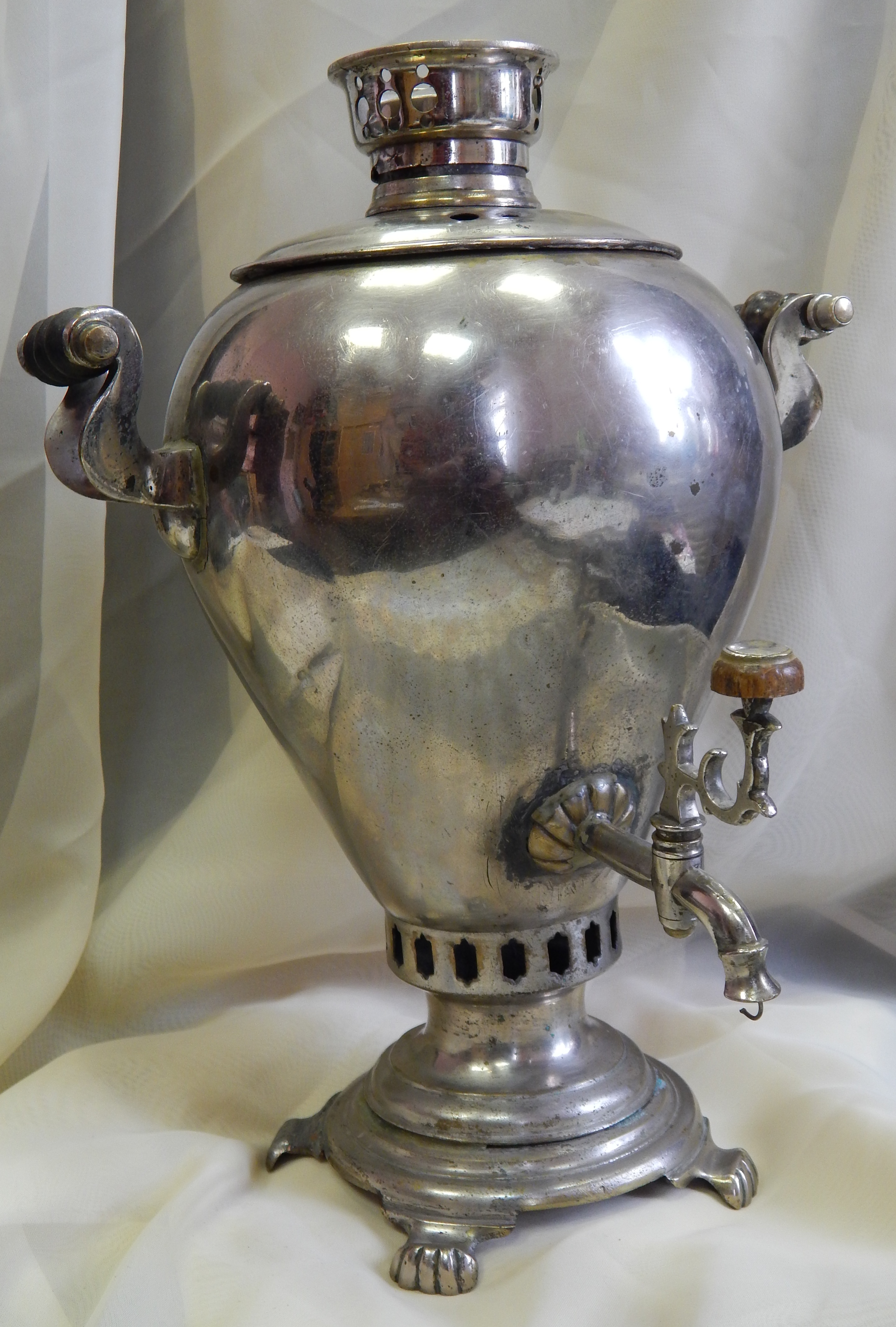 Самавар з фондаў Баранавіцкага краязнаўчага музея. Крыніца ілюстрацыі: http://baranovichi-museum.com/wp-content/uploads/2017/06/032.jpg