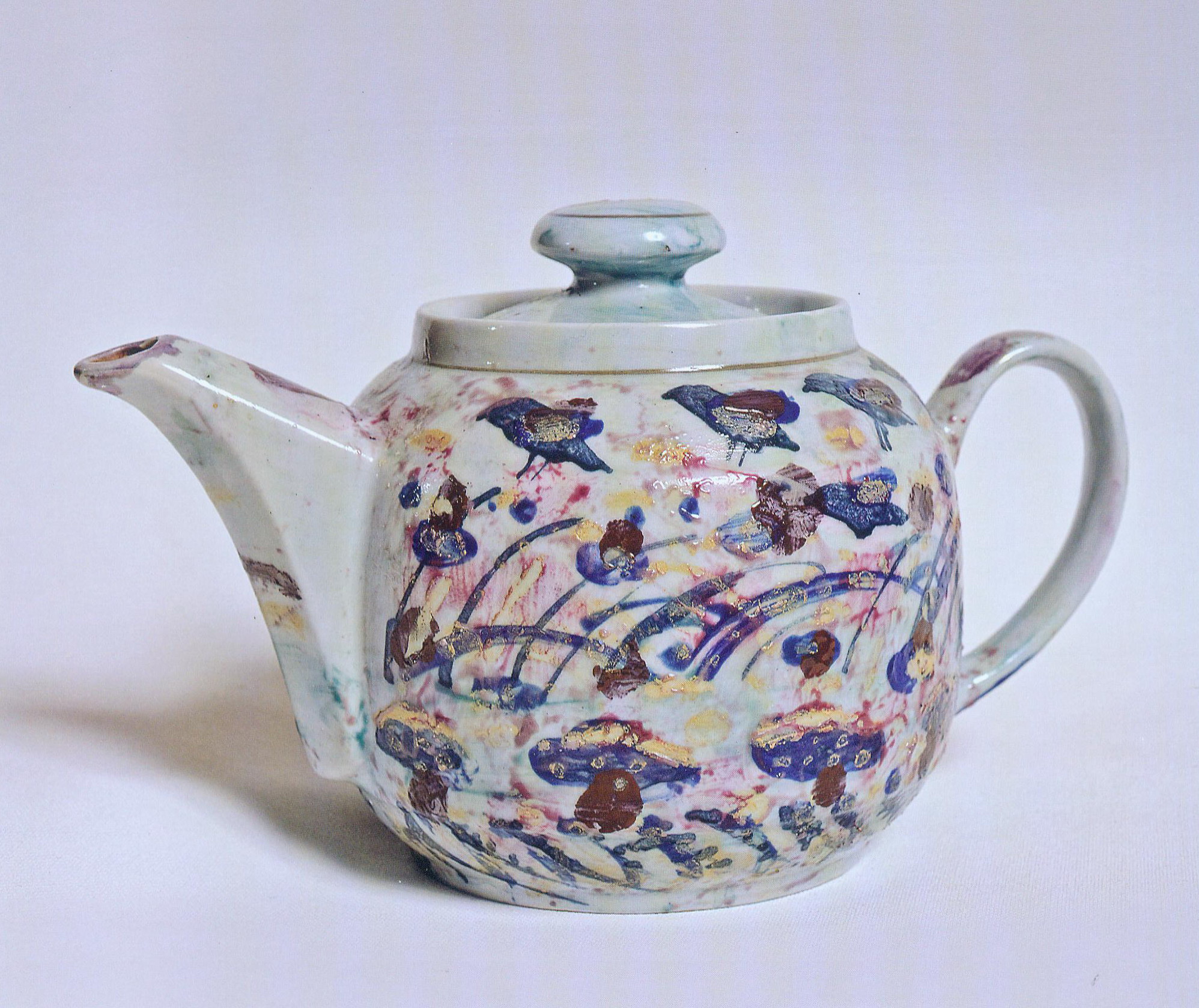 Чайник (1995). Источник иллюстрации: Светлана Каткова. Живопись, графика, декоративно-прикладное искусство [Изоматериал] / [составитель В. Степаненко ; фото: Н. Ботвинник]. – Минск, 2017. – С. 104.