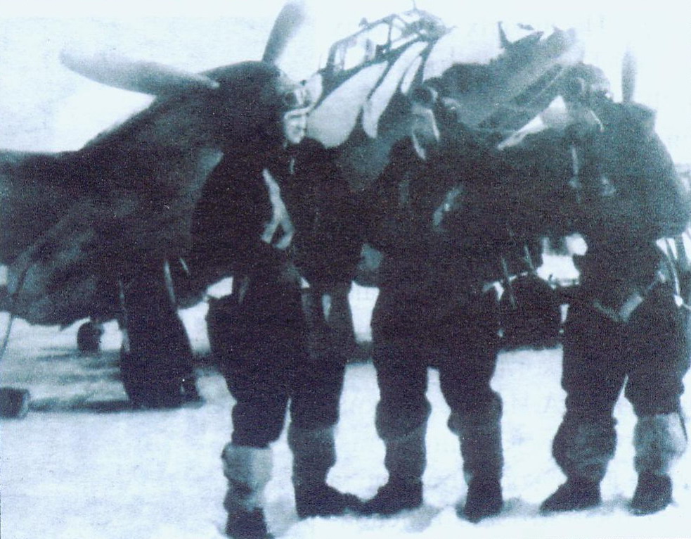 Экипаж командира звена Героя Советского Союза старшего лейтенанта В.А. Демидова (1944). Источник иллюстрации: "Дважды награжденный, родной Краснознаменный…" : 10-й отдельный Краснознаменный, Московско-Кенигсбергский, ордена Суворова III степени, разведывательный авиационный полк / Д. Дьяков, Д. Киенко, В. Мирчук. – Гродно, 2011. – С. 23.