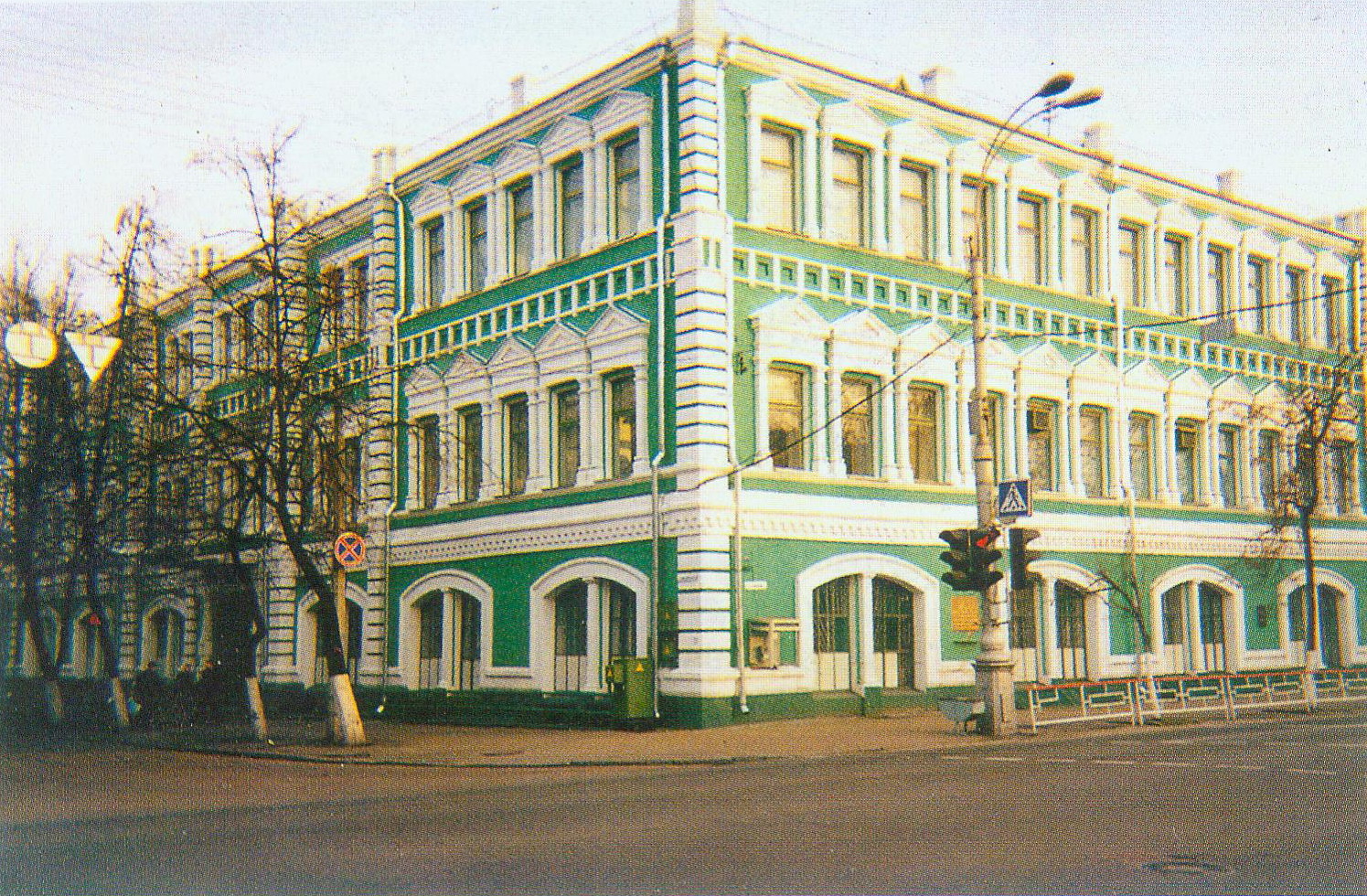 Здание фабрики "Полеспечать". Источник иллюстрации: Гомельская фабрика "Полеспечать" : 75 лет / [составители: Б. В. Гранкин, Л. У. Протасенко]. – Гомель, [1995?]. – Титульный лист.