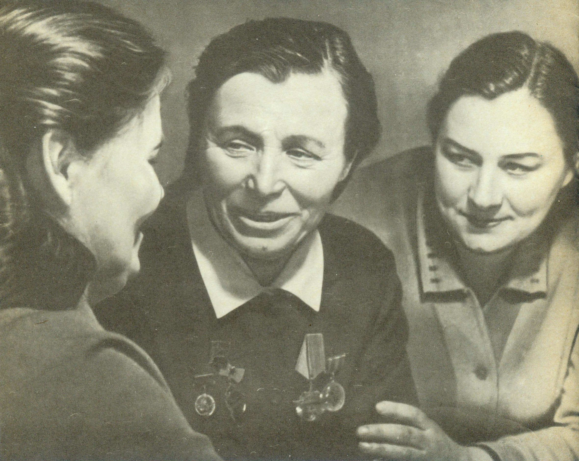 А.З. Курносова (в центре) в подругами П.А. Грибановой (слева) и А.Н. Бышневой. Источник иллюстрации: Свиноводство : ежемесячный научно-производственный журнал Министерства сельского хозяйства СССР. – 1975. – № 8. – 2-я с. обложки.