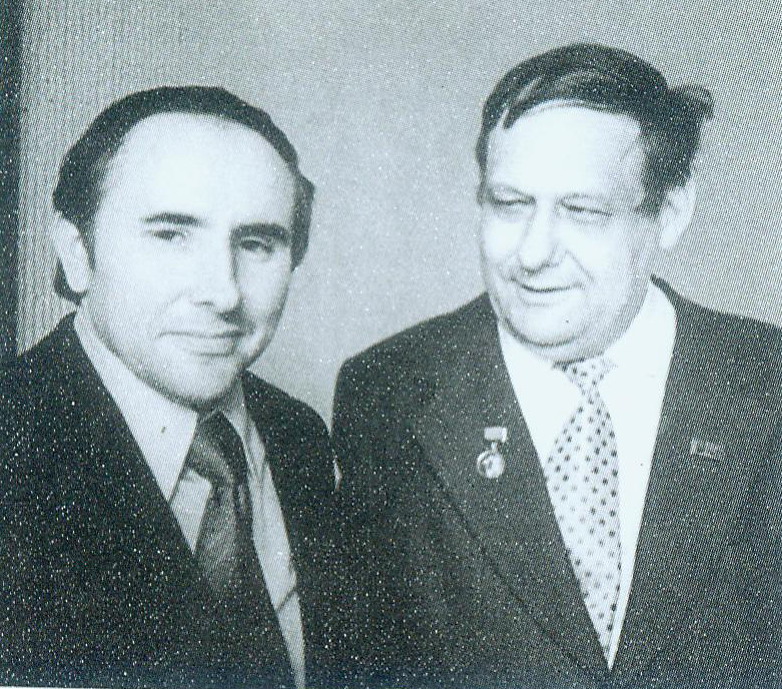 Анатоль Вярцінскі і Іван Мележ (1976). Крыніца ілюстрацыі: Крыніца ілюстрацыі: Выбраныя творы / Анатоль Вярцінскі ; [укладанне, каментар аўтара ; прадмова В. Русілкі, с. 5–20]. – Мінск, 2009. – С. 4 уклейкі паміж с. 224–225. 